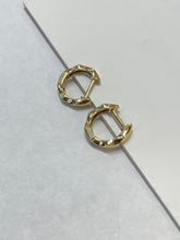 Wave-shaped Ear Hoop In 18K Yellow Gold