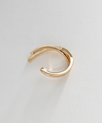 【COCOSHNIK】 Round Diamond Cross Ear Cuff