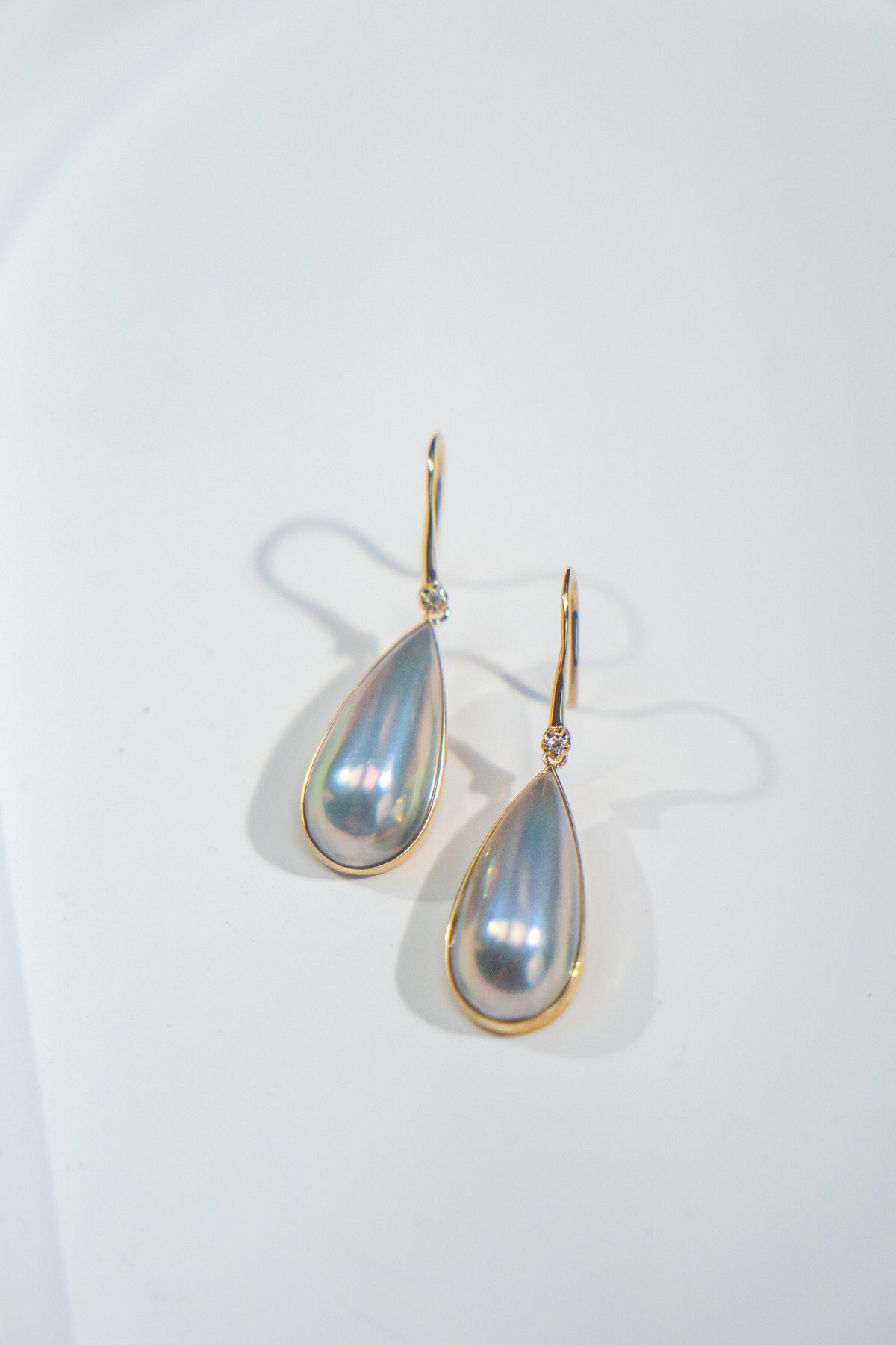 Mabe Pearl Hoop Curve Studs